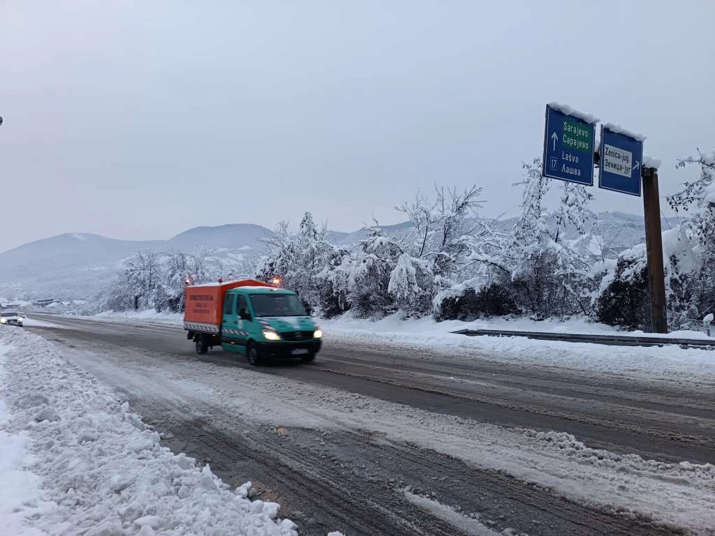 FUCZ - Snijeg otežava saobraćaj i uzrokuje prekide u snabdijevanju strujom u više kantona u FBiH